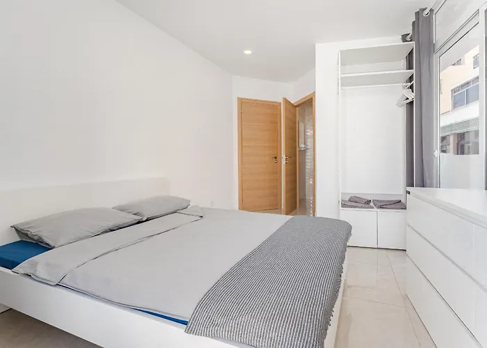 Few Steps From The In Cristianos * أرونا